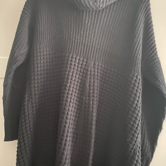 Black long sweater with pockets. - Picture 3 of 4